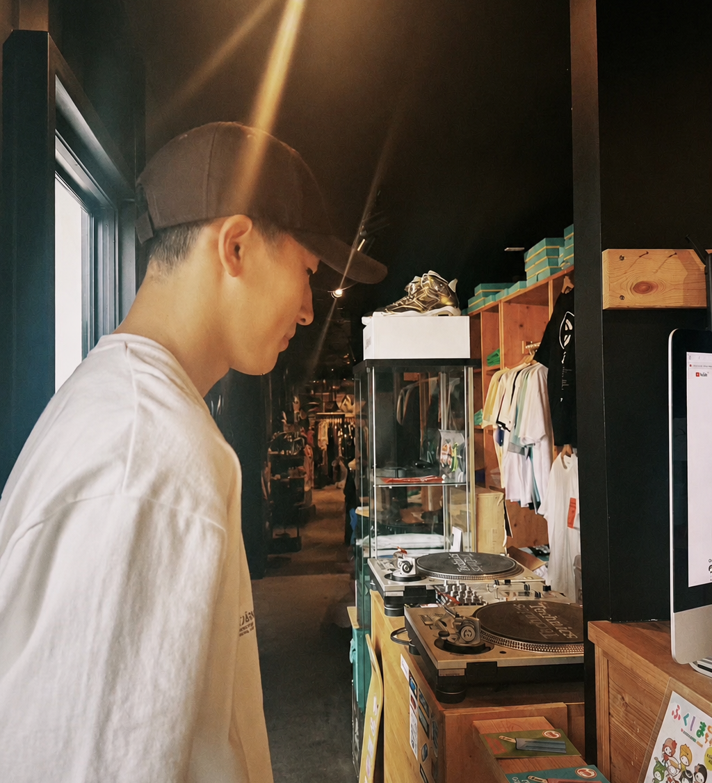 店内でレコード機材を見ているKoshiのプロフィール写真