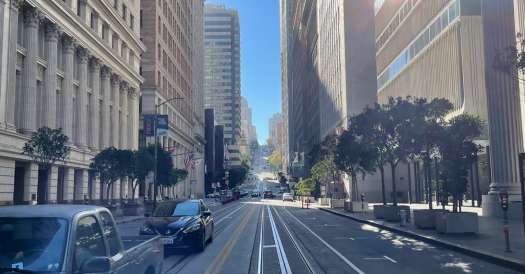 サンフランシスコのビル街と坂道を走る車や道路の風景