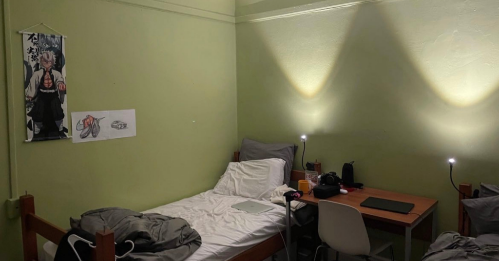 アメリカ留学中に過ごした寮の部屋とベッド、机が写った室内の様子