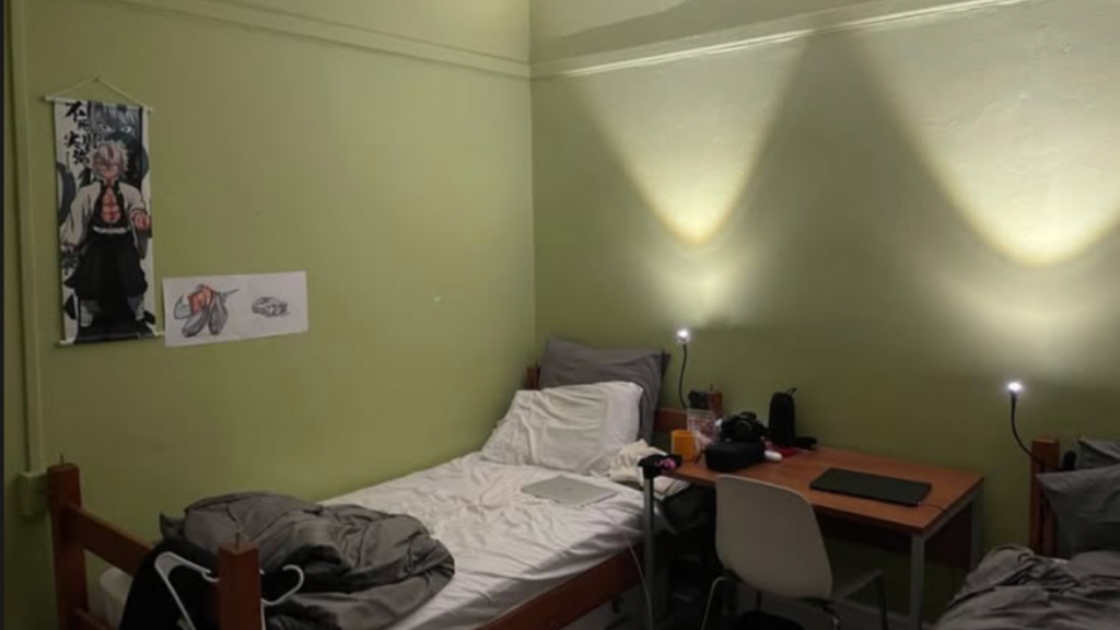 後半の半年をルームメイトと過ごした学生寮の部屋。ベッドと机がそれぞれ用意されていました。